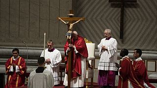 Ferenc pápa (középen) a nagypénteki szentmisén 2024.03.29-én.
