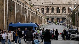 600 полицейских будут обеспечивать безопасность время процессии Крестного пути в Риме, на крышах выставлены снайперы.