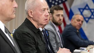 O ministro da Defesa israelita, Yoav Gallant, segundo a contar da esquerda, reúne-se com o secretário da Defesa, Lloyd Austin, no Pentágono, terça-feira, 26 de março de 2024, em Washington.