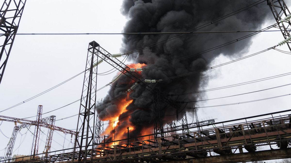 Nach einem russischen Angriff in Charkiw seigen Flammen und Rauch aus einem Kraftwerk.