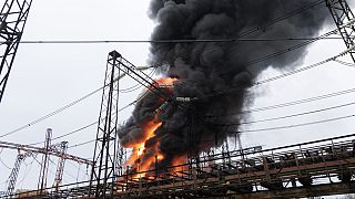 Imagen de llamas y humo, como consecuencia del incendio provocado en una instalación eléctrica tras un ataque ruso en Járkov, Ucrania, en marzo de 2024.