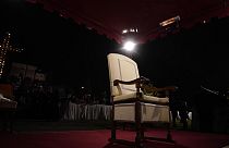 A cadeira do Papa Francisco é vista antes do início da Via Sacra, em frente ao Coliseu, na Sexta-feira Santa, em Roma, na sexta-feira, 29 de março de 2024. 