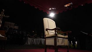 A cadeira do Papa Francisco é vista antes do início da Via Sacra, em frente ao Coliseu, na Sexta-feira Santa, em Roma, na sexta-feira, 29 de março de 2024. 