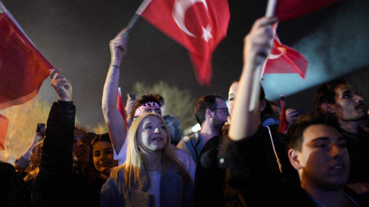 Des partisans écoutent le maire d'Istanbul et candidat du Parti républicain du peuple (CHP), Ekrem Imamoglu, devant l'hôtel de ville d'Istanbul, en Turquie, le lundi 1er avril