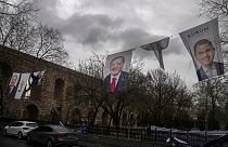 Striscioni elettorali in vista delle elezioni comunali di Istanbul con il volto del presidente turco Recep Tayyip Erdogan e del candidato dell'Akp Murat Kurum, 25 marzo 2024