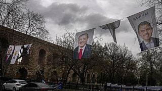 Wahlplakate mit Staatspräsident Recep Tayyip Erdogan (links) und dem Kandidaten der Partei für Istanbul, Murat Kurum, 25. März 2024