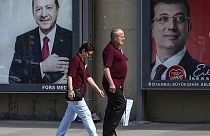 Плакаты президента Турции Эрдогана и мэра Стамбула Имамоглу