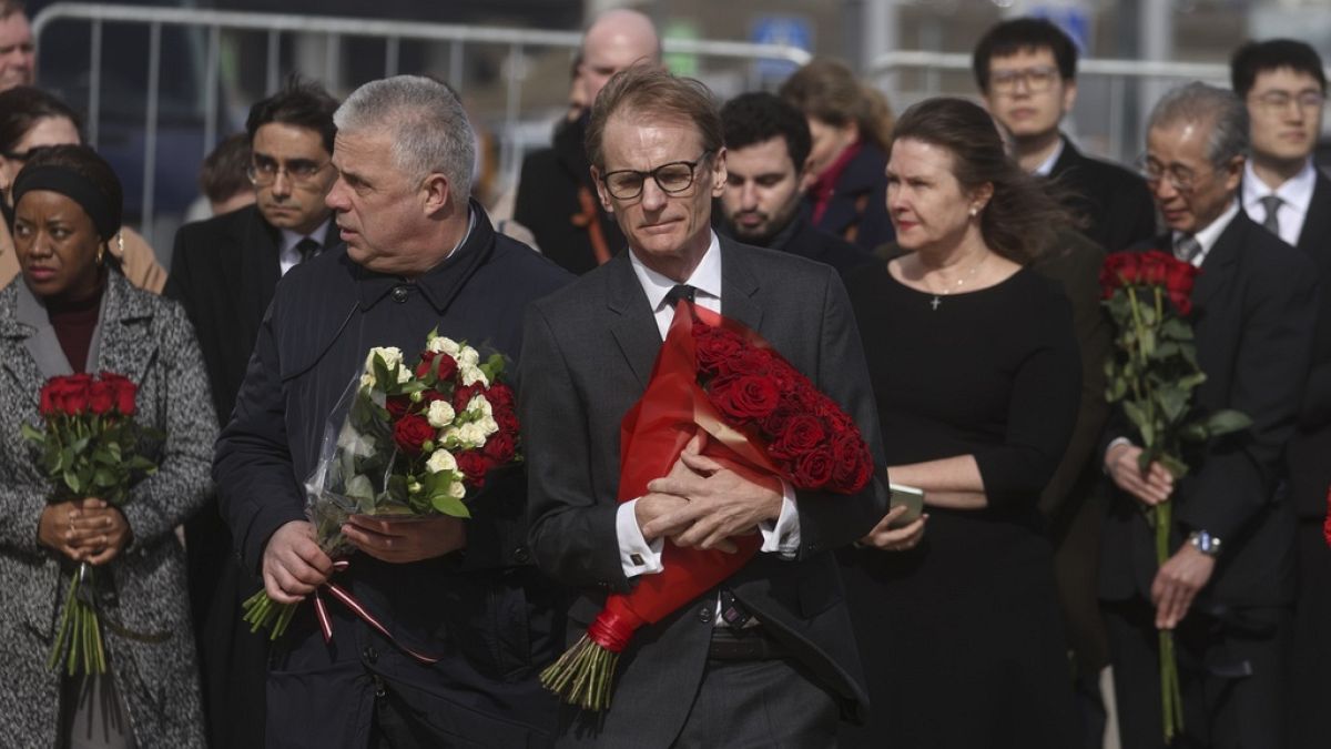 Foreign diplomats in Russia pay tribute to Crocus City Hall victims thumbnail