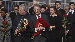 Заместитель главы миссии Великобритании в России Том Додд у мемориала жертвам теракта