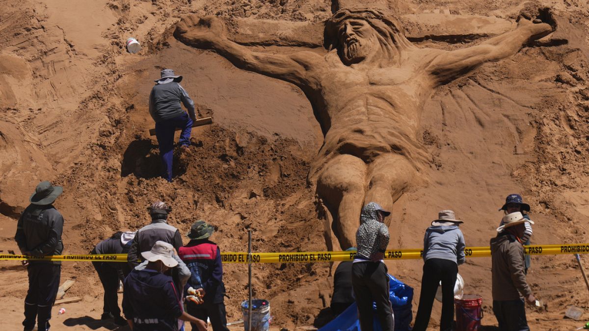 WATCH:  Sand artists recreate the Passion of Christ in the Bolivian Andes