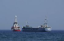 Ein Frachtschiff (rechts) und ein Schiff der Hilfsgruppe „Open Arms“ mit 240 Tonnen Konserven für Gaza vor Zypern auf Reede 30. März 2024