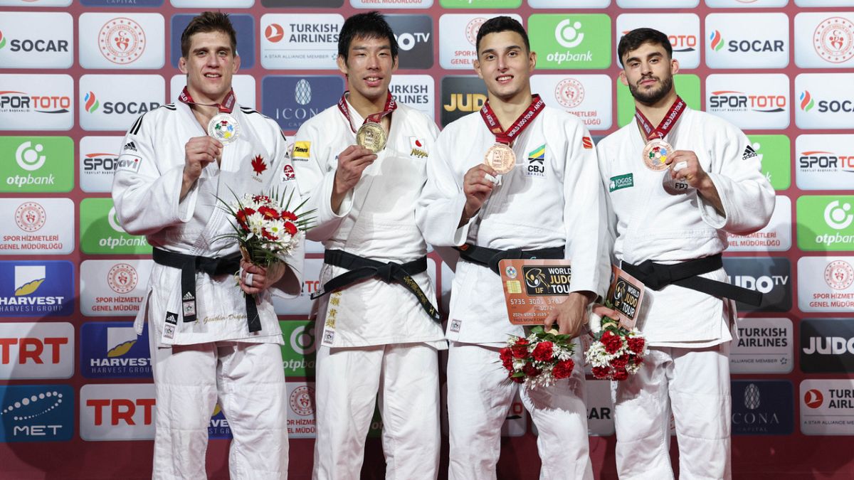 Таканори Нагасэ (второй слева) стал четвёртым японским дзюдоистом, завоевавшим золото на турнире Большого шлема в Анталье