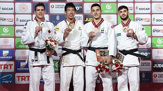 Таканори Нагасэ (второй слева) стал четвёртым японским дзюдоистом, завоевавшим золото на турнире Большого шлема в Анталье