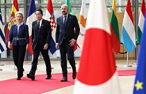  فومیو کیشیدا، نخست وزیر ژاپن (وسط)  شارل میشل، رئیس شورای اروپا (راست) و اورزولا فن در لاین، رئیس کمیسیون اروپا قبل از نشست اتحادیه اروپا و ژاپن در بروکسل ژوئیه ۲۰۲۳