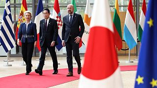  فومیو کیشیدا، نخست وزیر ژاپن (وسط)  شارل میشل، رئیس شورای اروپا (راست) و اورزولا فن در لاین، رئیس کمیسیون اروپا قبل از نشست اتحادیه اروپا و ژاپن در بروکسل ژوئیه ۲۰۲۳