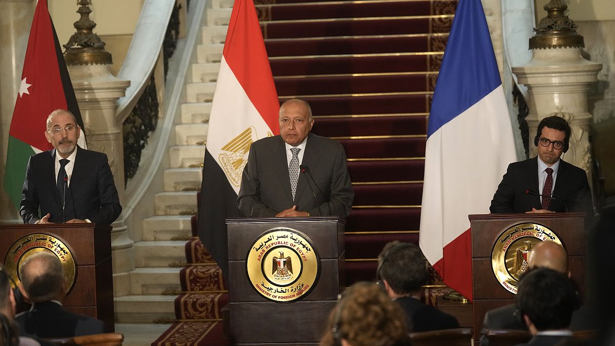 مؤتمر صحفي لوزراء خارجية مصر والأردن وفرنسا