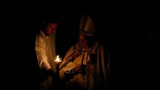 البابا فرنسيس يبارك شمعة عيد الفصح