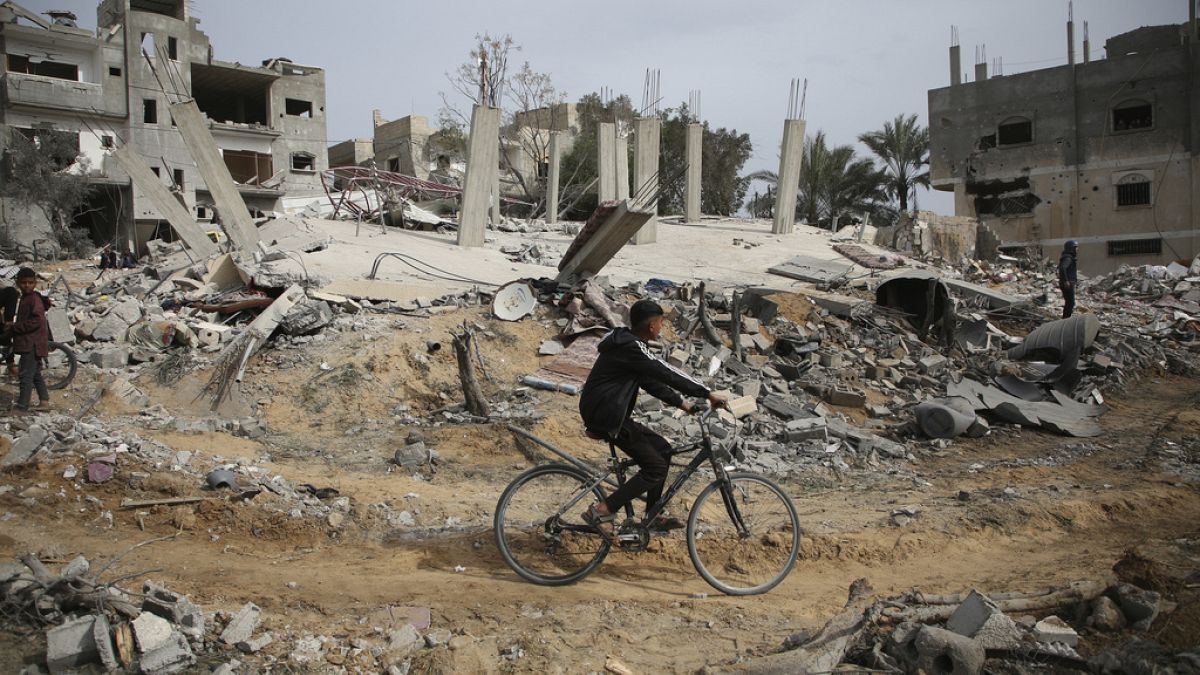 Palästinenser inspizieren die Ruinen eines Wohnhauses der Familie Abu Muammar nach einem israelischen Luftangriff in Rafah, südlicher Gazastreifen, Freitag, 29. März 2024. 
