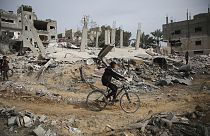 Palästinenser inspizieren die Ruinen eines Wohnhauses der Familie Abu Muammar nach einem israelischen Luftangriff in Rafah, südlicher Gazastreifen, Freitag, 29. März 2024. 