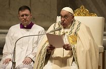 Papst Franziskus bei der Feier der Osternacht im Petersdom, 30. März 2024
