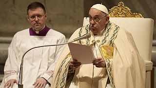 El Papa Francisco lee la Homilía de Vigilia