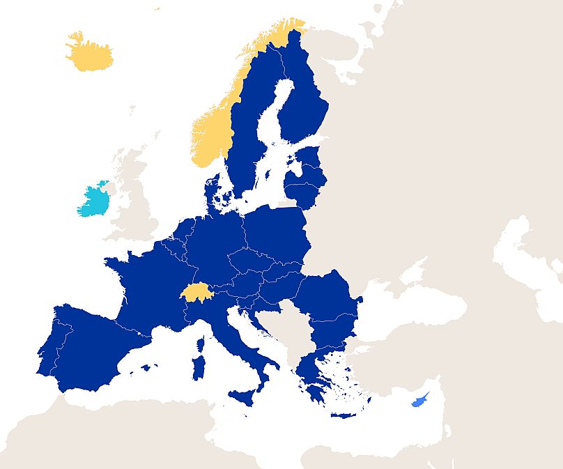 Sarı ülkeler: Schengen kurallarını tam olarak uygulayan ancak AB üyesi olmayan devletler. İrlanda ise AB üyesi ancak Schengen kurallarını tam olarak uygulamıyor