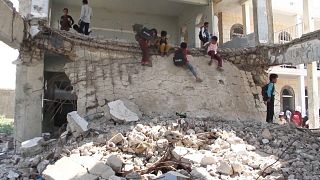 مدرسة مدمرة في اليمن والتلاميذ يلعبون على أسوارها الهالكة