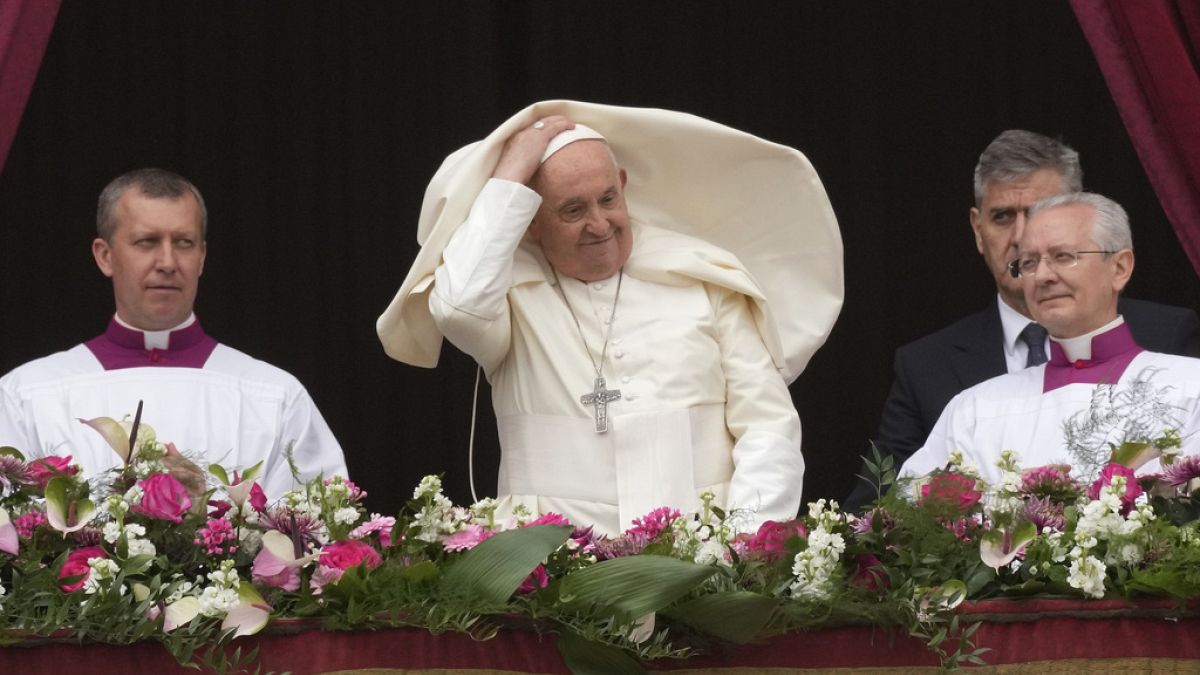 Pope Francis calls for a ceasefire in Gaza during a blustery Easter Sunday Mass thumbnail