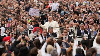 Папа совершил "обход" верующих после пасхальной мессы.