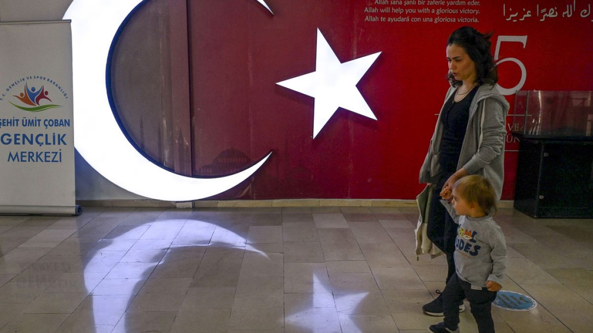 Турската опозиция води в гласуването за управление на Истанбул и други ключови градове, показват предварителните резултати