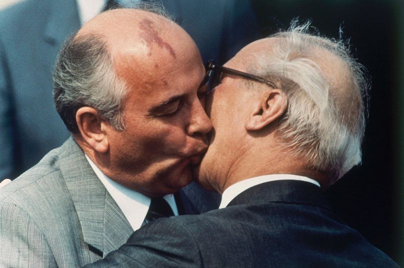 Mihail Gorbacsov és Erich Honecker meghitt találkozása Kelet-Berlinben, 1987-ben