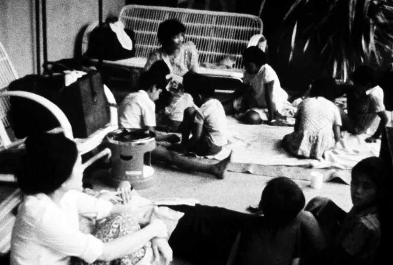 Gyerekek a Phnom Penh-i francia nagykövetségen, 1975 áprilisában