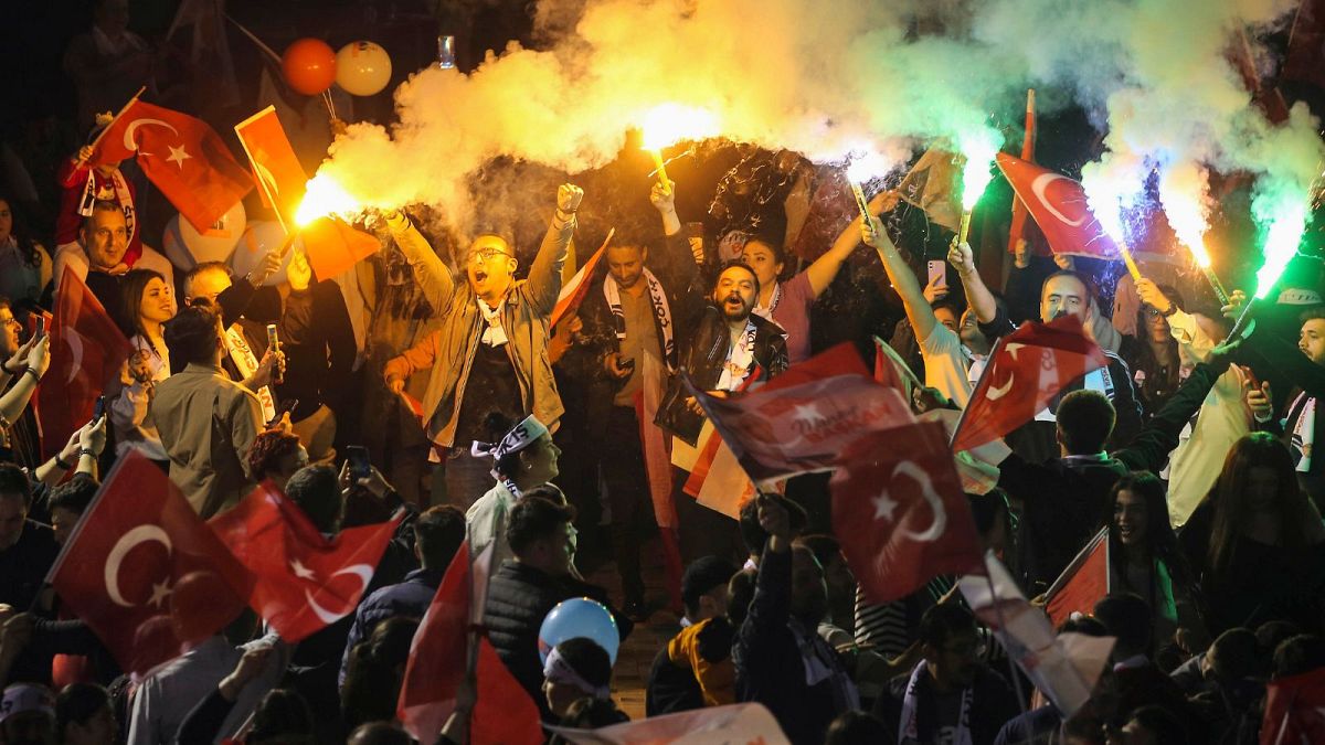 حامیان حزب جمهوری‌خواه خلق ترکیه در خارج از ساختمان شهرداری آنکارا، یکشنبه، ۳۱ مارس ۲۰۲۴