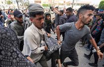Палестинцы несут раненого после израильского авиаудара по больнице "Аль-Акса" в Дейр-эль-Балахе, 31 марта 2024 года.