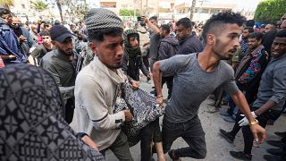 Палестинцы несут раненого после израильского авиаудара по больнице "Аль-Акса" в Дейр-эль-Балахе, 31 марта 2024 года.