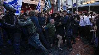 Полиция оттесняет членов гурппы "Братья по оружию" во время акции протеста против освобождения ультраортодоксальных евреев от обязательной службы. Иерусалим, 31 марта 2024 г.