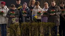 Los ucranianos conmemoran el segundo aniversario de la liberación de Bucha, durante la cual la ocupación rusa dejó cientos de civiles muertos en las calles y en fosas comunes 