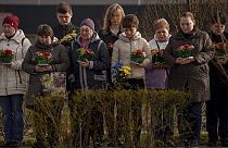 Los ucranianos conmemoran el segundo aniversario de la liberación de Bucha, durante la cual la ocupación rusa dejó cientos de civiles muertos en las calles y en fosas comunes 