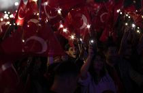 Simpatizantes del Partido Republicano del Pueblo celebran en los alrededores del ayuntamiento de Estambul el triunfo de su formación en los comicios municipales de Turquía.