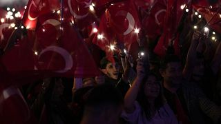 Сторонники оппозиционной Народно-республиканской партии собираются, чтобы отпраздновать победу у здания мэрии Стамбула, 31 марта 2024 г. 