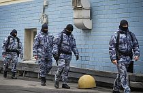 Ufficiali di polizia camminano vicino al tribunale distrettuale di Basmanny a Mosca, Russia, il 24 marzo 2024