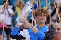 Jannik Sinner, de Italia, sostiene el trofeo Butch Buchholz tras ganar la final individual masculina del torneo de tenis Miami Open contra Grigor Dimitrov.