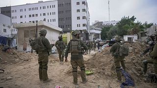 سربازان اسرائیلی در محوطه بیمارستان شفا