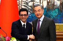 ستيفان سيجورنيه، وزير الخارجية الفرنسي الجديد ونظيره الصيني وانغ يي خلال لقاء جمعهما في بكين