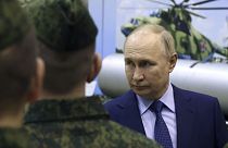 Az orosz elnök katonai pilótákat látogat meg Torzsokban