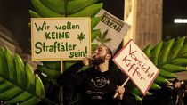 Mann protestiert gegen die Kriminalisierung von Marihuana mit einem Schild mit der Aufschrift "Wir wollen keine Kriminellen sein!"