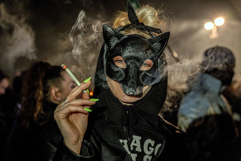 Участница акции "Курить запрещено" перед Бранденбургскими воротами, Берлин, 1 апреля 2024 г.