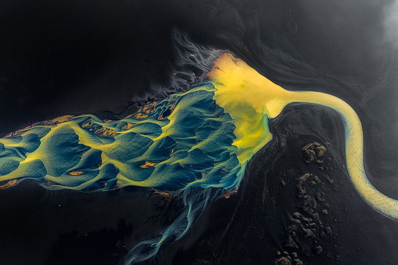 Miki Spitzer: Blaue Wasseradern, eisige Zöpfe und goldenes Sediment