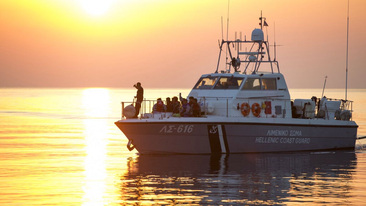 Σκάφος του ελληνικού λιμενικού μεταφέρει μετανάστες στην Κω - φώτο αρχείου