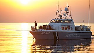 Σκάφος του ελληνικού λιμενικού μεταφέρει μετανάστες στην Κω - φώτο αρχείου